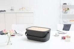 Brabantia Nic Broodtrommel - Met Bamboe Deksel - Dark Grey -Winkel Voor Huishoudelijke Artikelen 1200x799 1