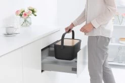 Brabantia Nic Broodtrommel - Met Bamboe Deksel - Dark Grey -Winkel Voor Huishoudelijke Artikelen 1200x799 2