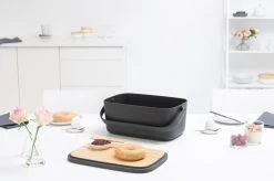 Brabantia Nic Broodtrommel - Met Bamboe Deksel - Dark Grey -Winkel Voor Huishoudelijke Artikelen 1200x799 4