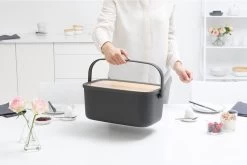 Brabantia Nic Broodtrommel - Met Bamboe Deksel - Dark Grey -Winkel Voor Huishoudelijke Artikelen 1200x800 2